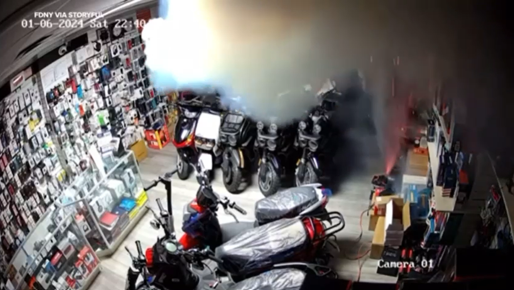 VIDEO | Terrore in un negozio: bici esplode e scatena incendio