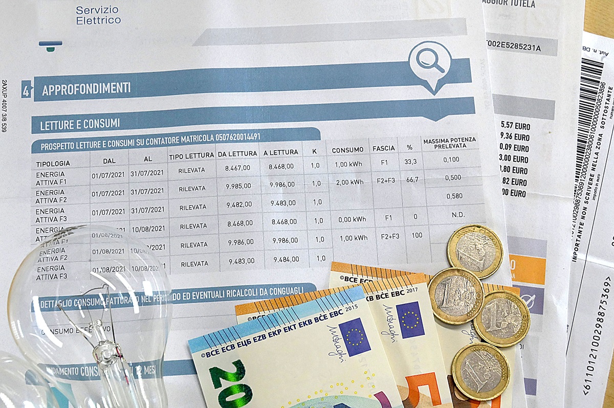 Bollette della luce, l’Italia paga oltre il 20% in più rispetto alla media Ue