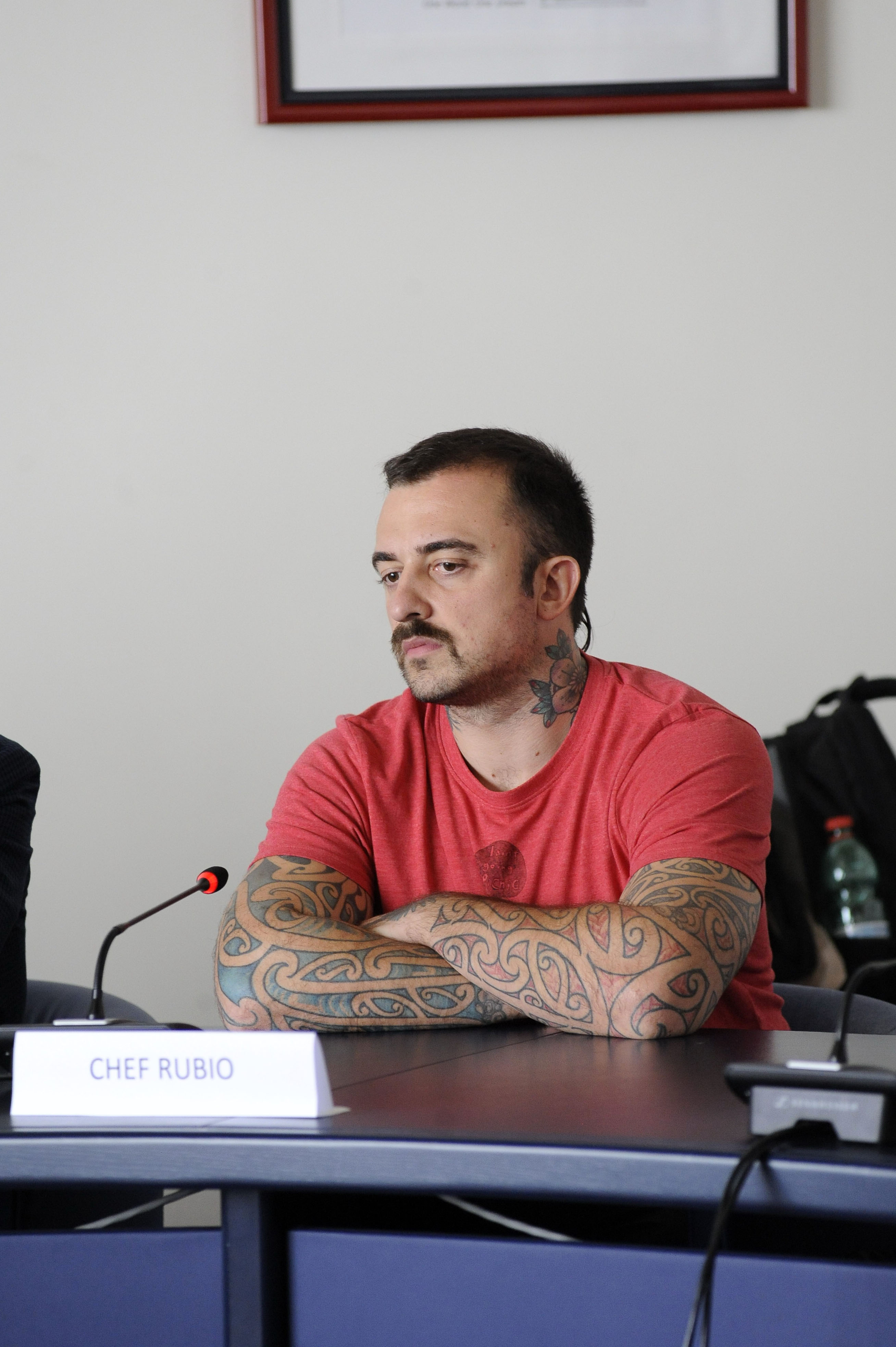 Sit-in anti Israele: Chef Rubio fermato con tanica da 5 litri di sangue animale