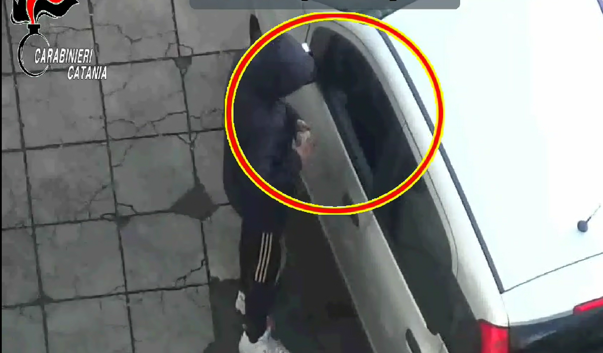 VIDEO | Colpite tre piazze di spaccio a Librino: 14 indagati e una “drug room” come servizio aggiuntivo