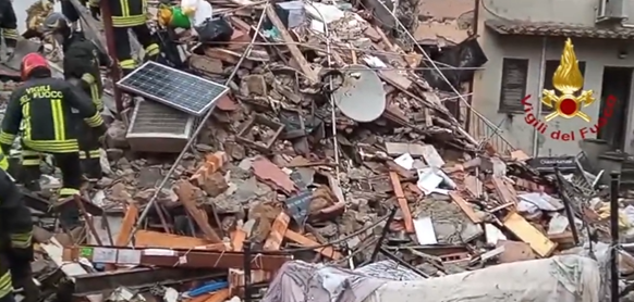 VIDEO | Crolla palazzina, tre persone estratte vive dalle macerie: le immagini dei soccorsi