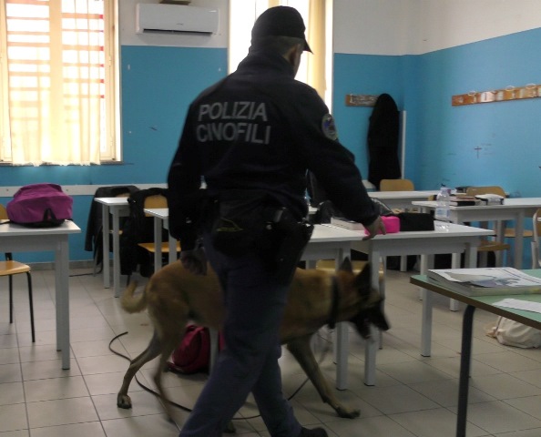 Droga nascosta nel termosifone a scuola: collaborazione presidi carabinieri nel siracusano
