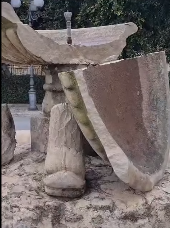 Vandali danneggiano fontana in piazza a Vittoria, il sindaco: “Orrore e indignazione”
