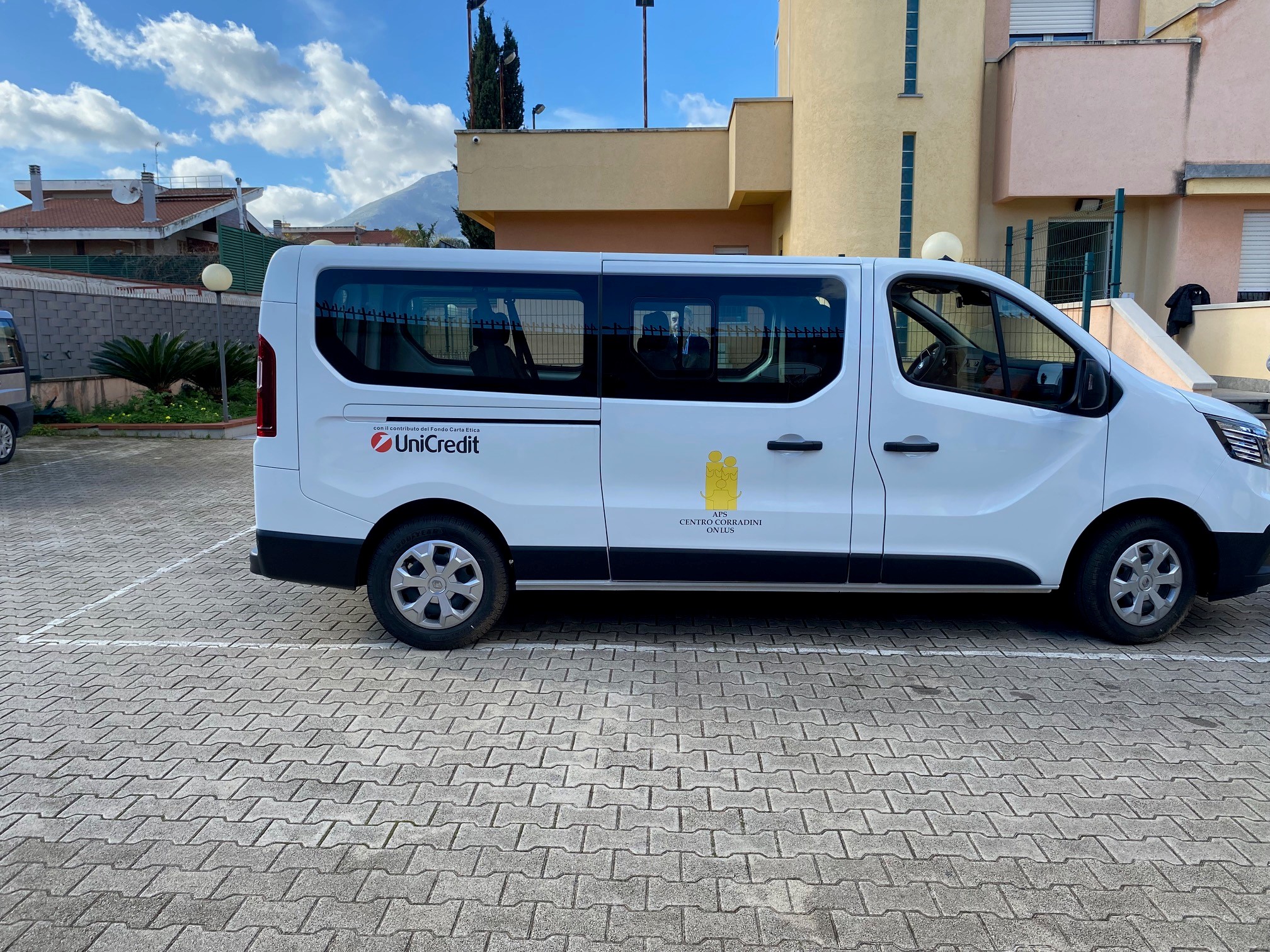 Galleria foto 'Palermo: UniCredit dona un pulmino al Centro di accoglienza per disabili Corradini' - foto 1