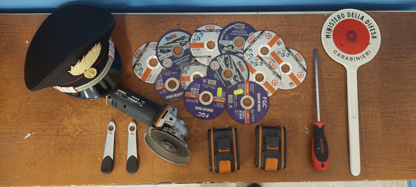 Tentano furto in un distributore di carburanti, due arresti nel Trapanese