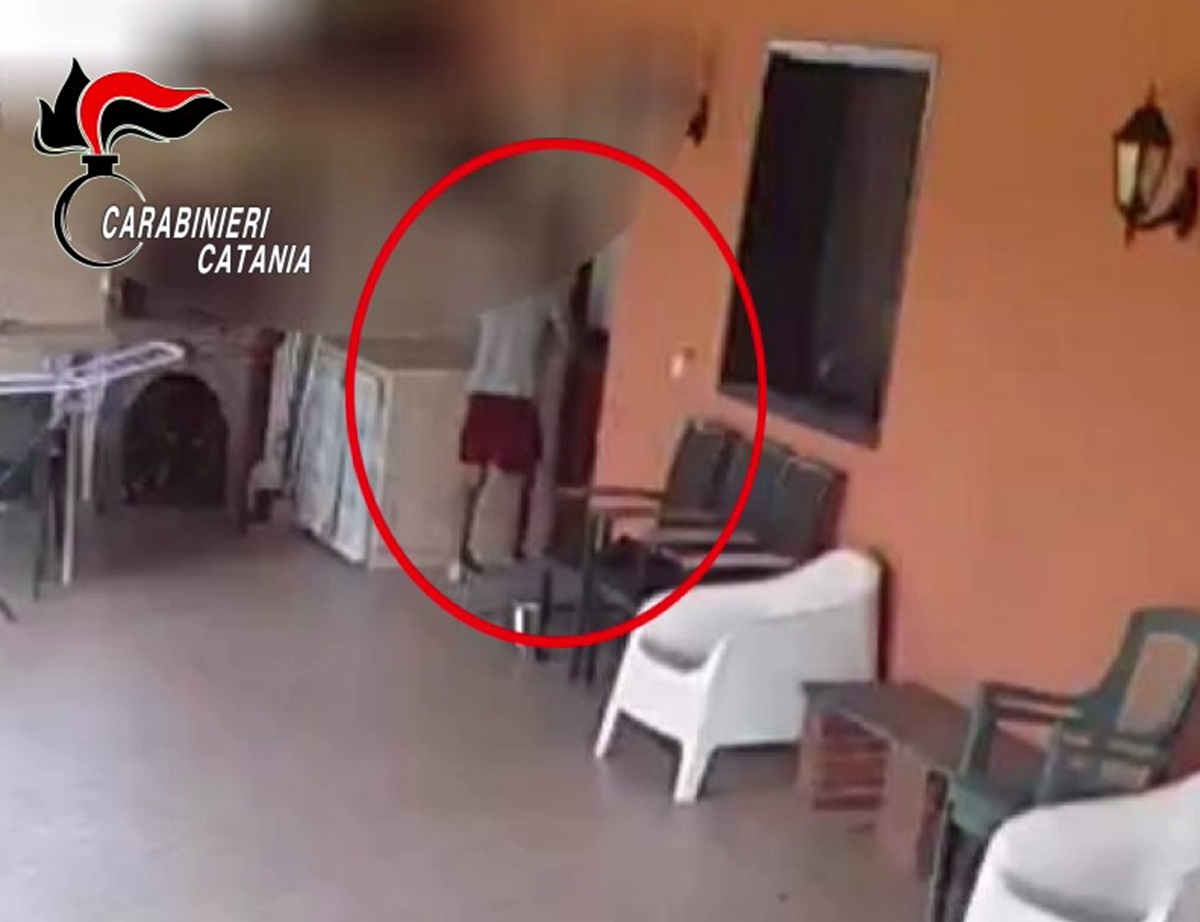 VIDEO | Mentre lei dorme lui le ruba i gioielli: denunciato 23enne a Catania