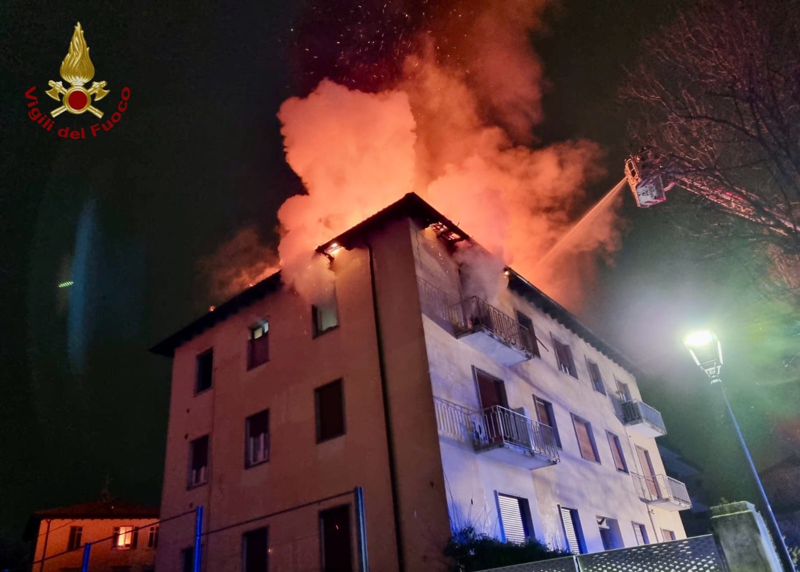 In fiamme tetto e abitazione all’ultimo piano, soccorse due persone