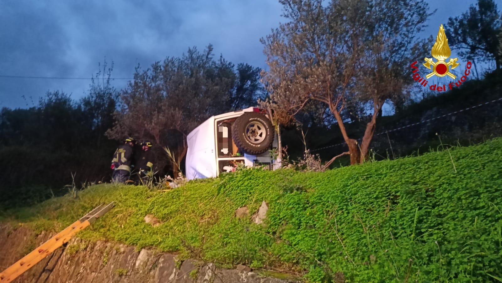 Tragedia nel Messinese, auto finisce fuori strada: un morto e tre feriti