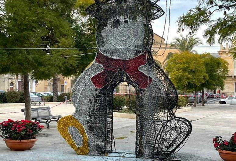 Vandali in azione ad Avola, incendiate installazioni luminose in piazza