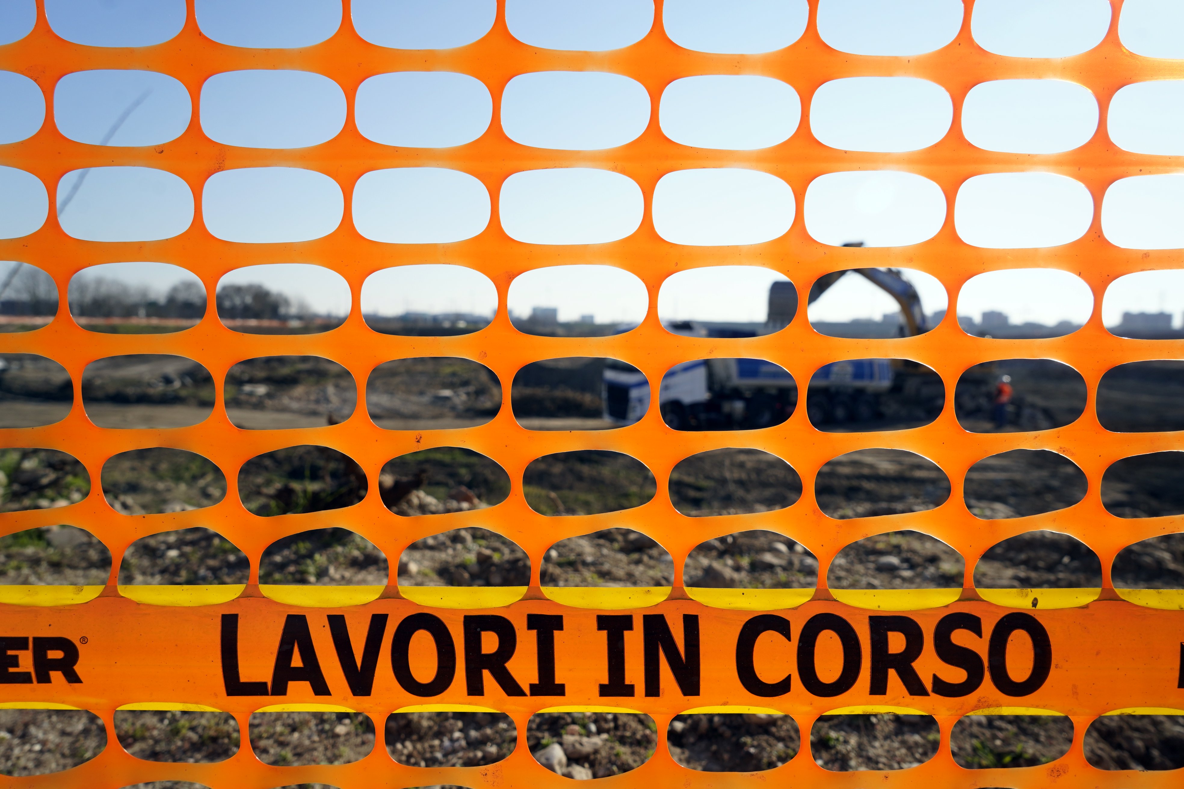 Un comune recluta pensionati per sorvegliare i cantieri. Il sindaco precisa: “Non devono dare ordini agli operai”