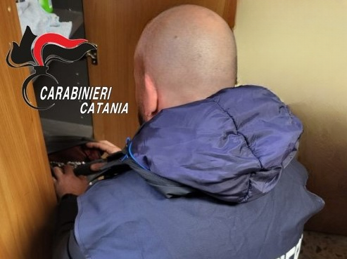 Casa di nonna come base dello spaccio: in manette giovane pusher nel Catanese