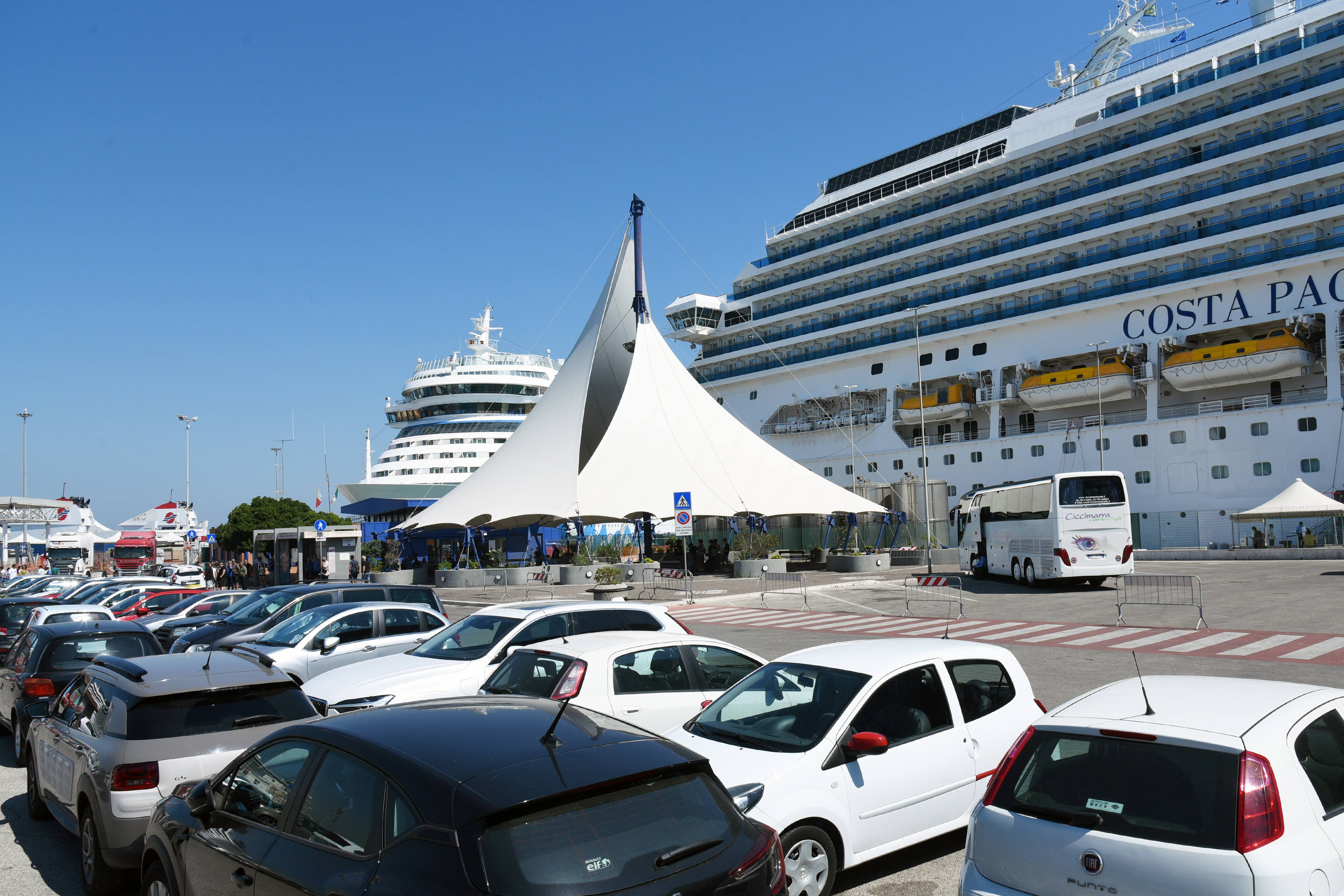 Tensione a bordo Costa Smeralda diretta a Palermo: elicottero per uomo colto da malore