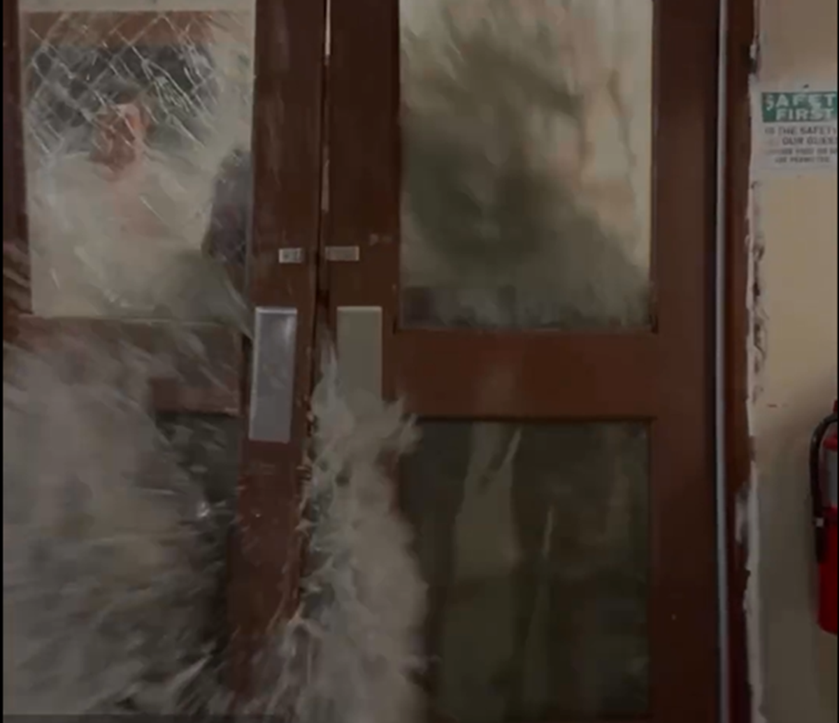 VIDEO | Onda gigante sulle isole Marshall: colpito ristorante di base Usa