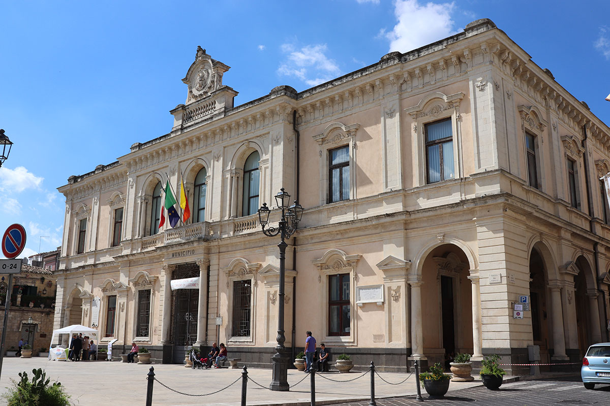 I Comuni “monelli” della democrazia partecipata: applicate le penali in 181 enti siciliani