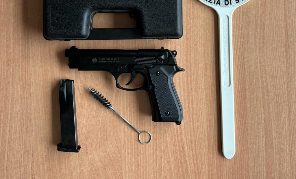 Postano foto con pistola, denunciata coppia di Siracusa per procurato allarme