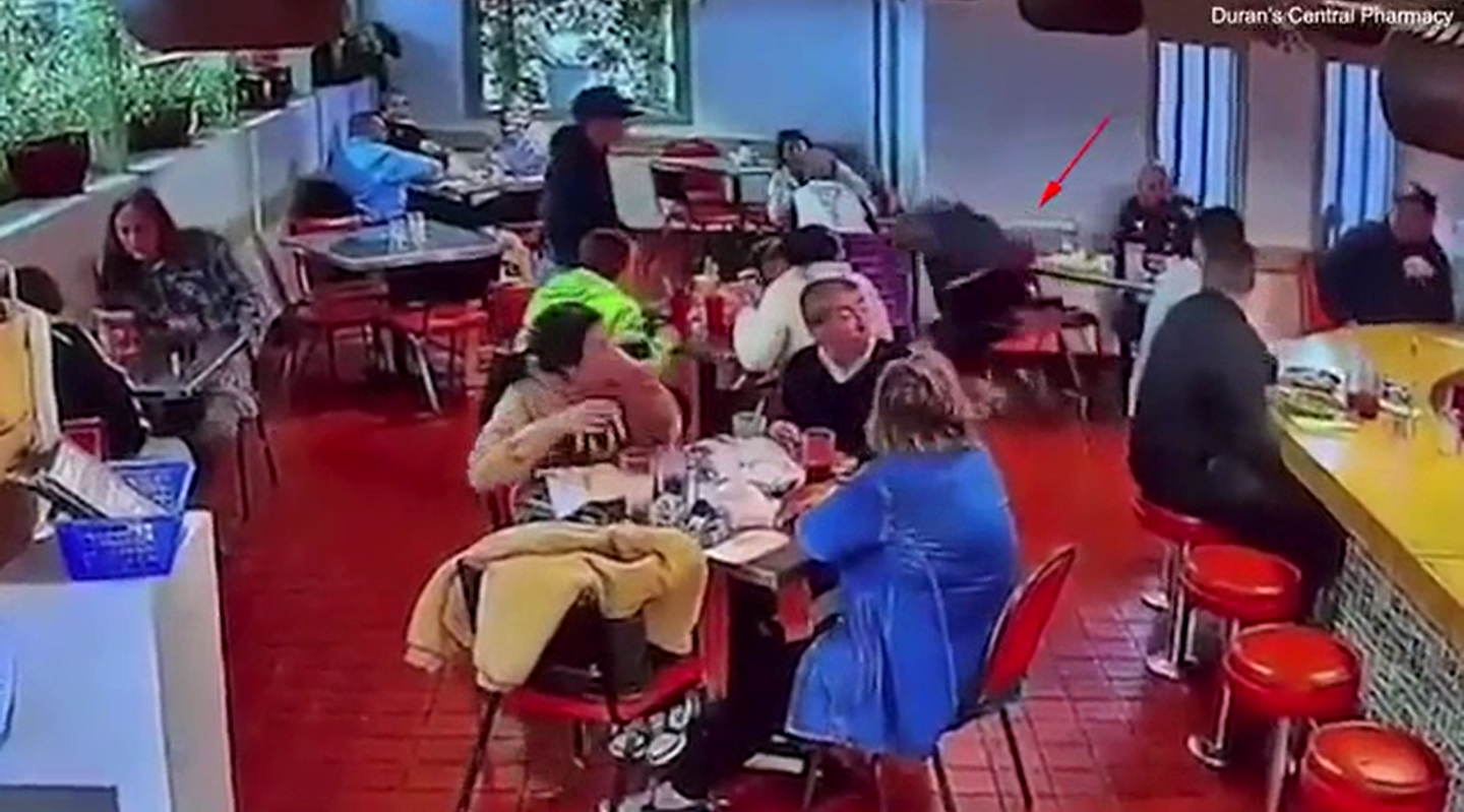 VIDEO | Drammatica carambola: gli cade pistola dai pantaloni e ferisce un uomo