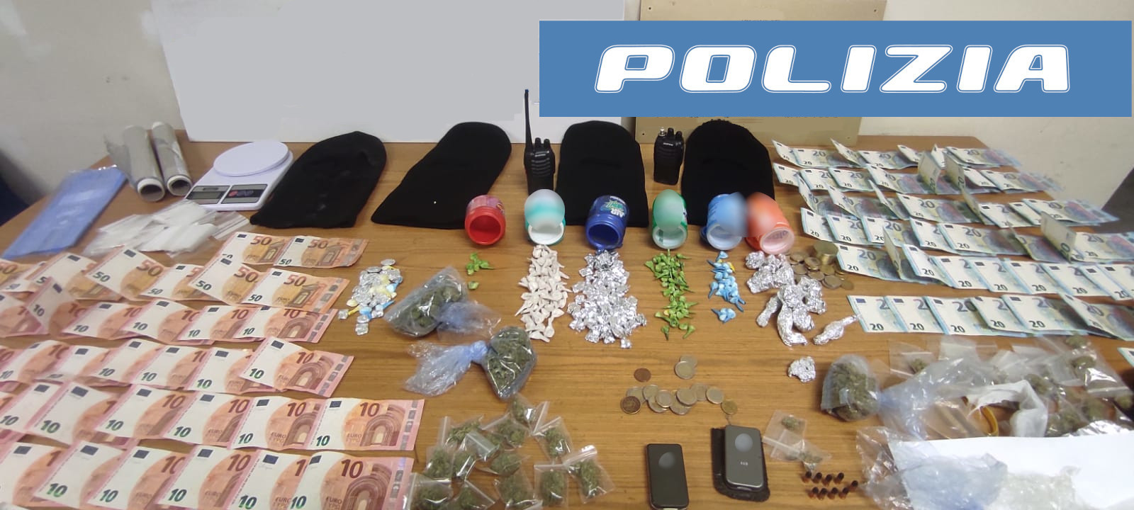 Erano in possesso di oltre 300 dosi di droga: 5 pusher arrestati a Catania