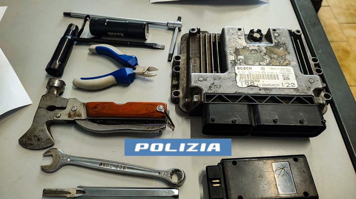 Catania, furto di un furgone con l’ausilio di una vettura rubata: due uomini arrestati