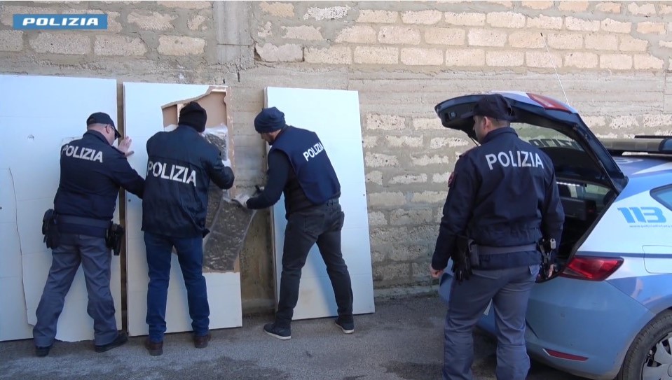 VIDEO E FOTO | Sequestrati 28 chilogrammi di marijuana a Niscemi: arrestati tre uomini
