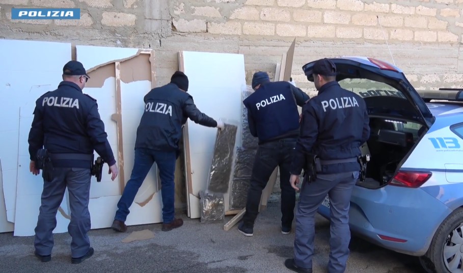 VIDEO E FOTO | Sequestrati 28 chilogrammi di marijuana a Niscemi: arrestati tre uomini