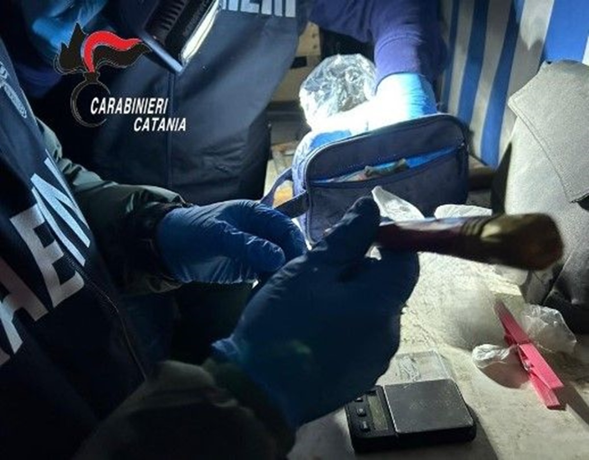 Catania, spola tra bar e chioschi per vendere droga: arrestato il flagranza spacciatore 46enne