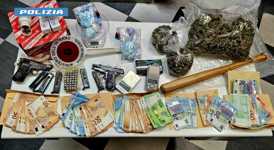 Droga, pistole e centinaia di munizioni in un fabbricato: arrestati due uomini nell’ennese