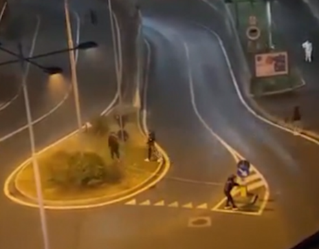 Follia in strada: giovani stendono corda d’acciaio ad altezza d’uomo, tragedia sfiorata