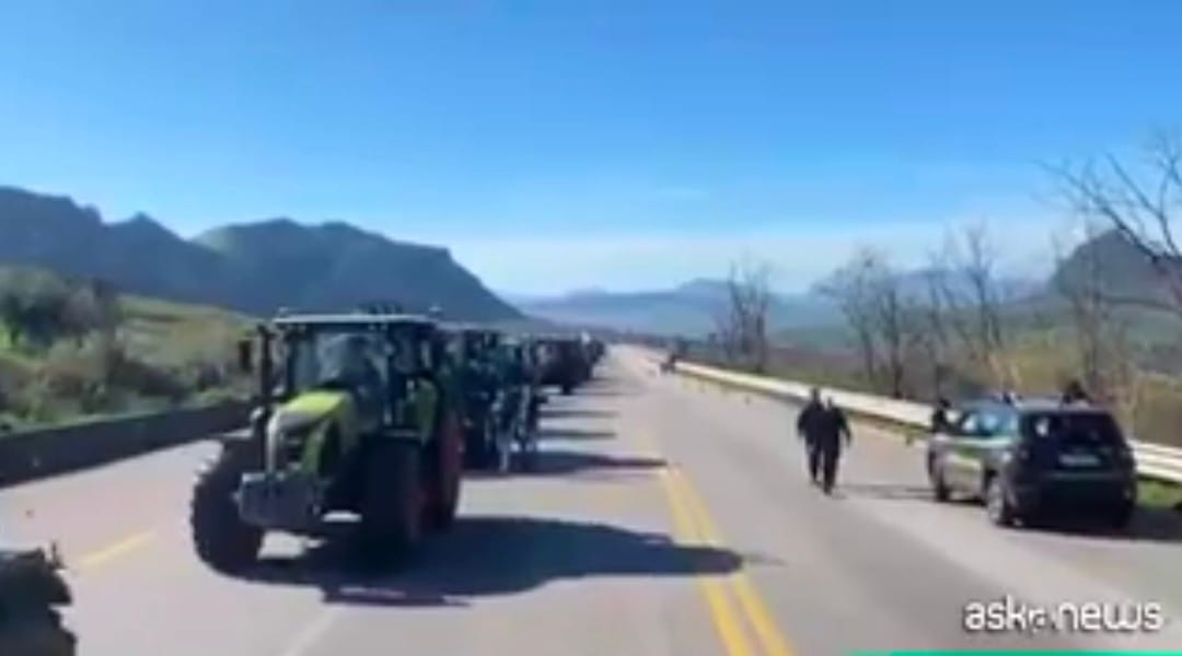 Tragedia durante protesta trattori: bloccato in auto muore davanti alla figlia