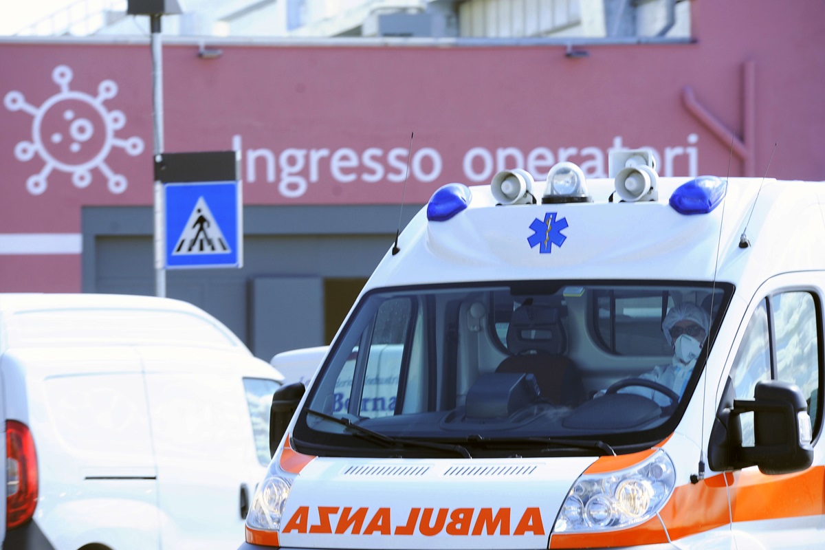 Una 19enne litiga col fidanzato e si “lancia” dall’auto in corsa: è grave