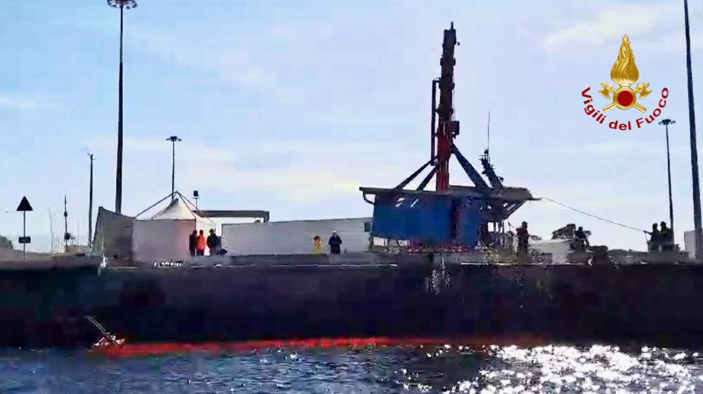 Peschereccio recuperato dai vigili del fuoco di Messina