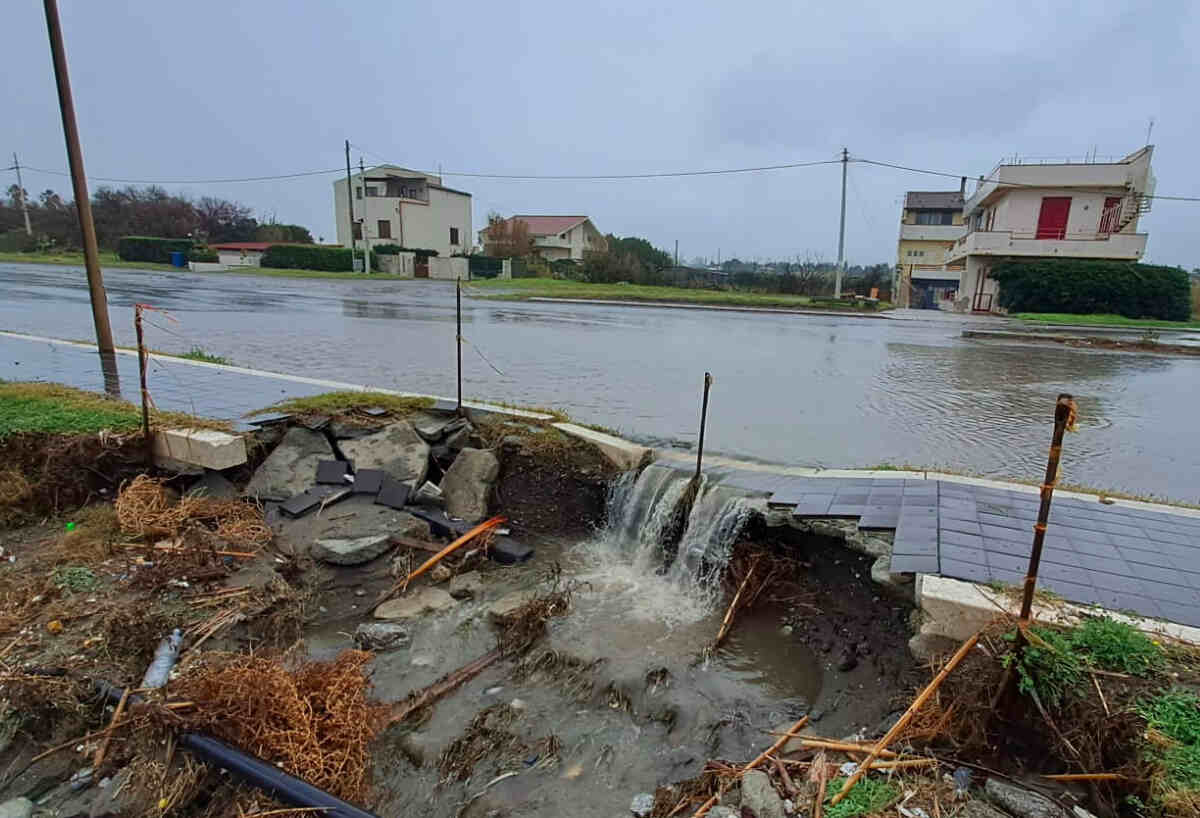 Allerta meteo in Sicilia, Milazzo la città più colpita nel messinese: ragazzo rimane intrappolato nella macchina allagata