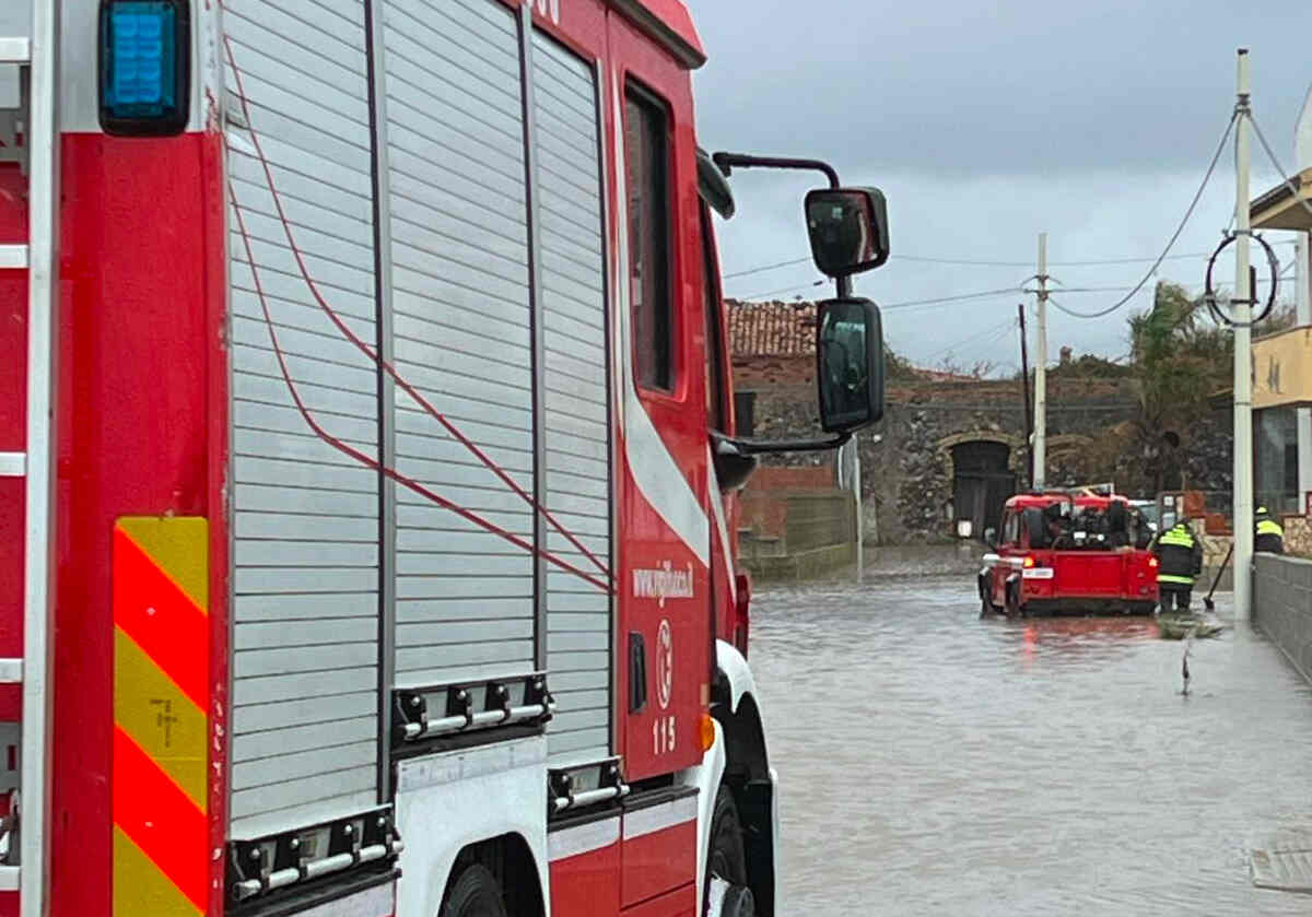 Galleria foto 'Allerta meteo in Sicilia, Milazzo la città più colpita nel messinese: ragazzo rimane intrappolato nella macchina allagata' - foto 3