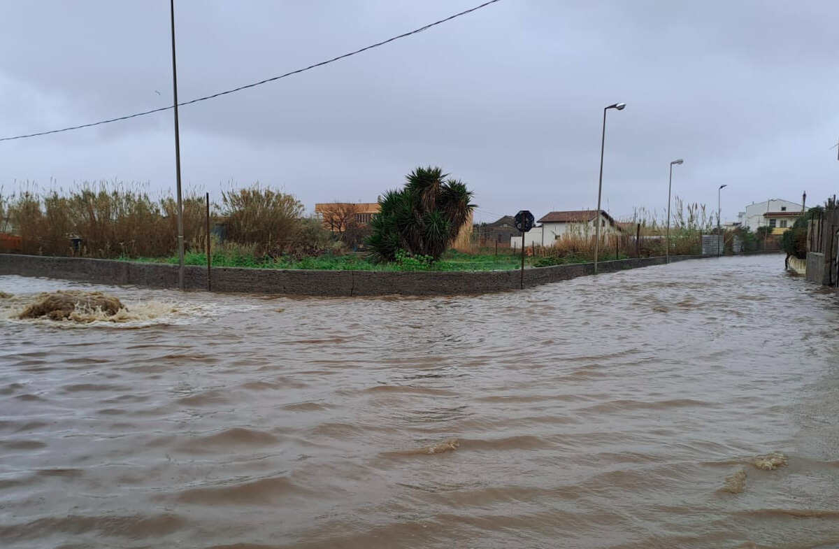 Allerta meteo in Sicilia, Milazzo la città più colpita nel messinese: ragazzo rimane intrappolato nella macchina allagata
