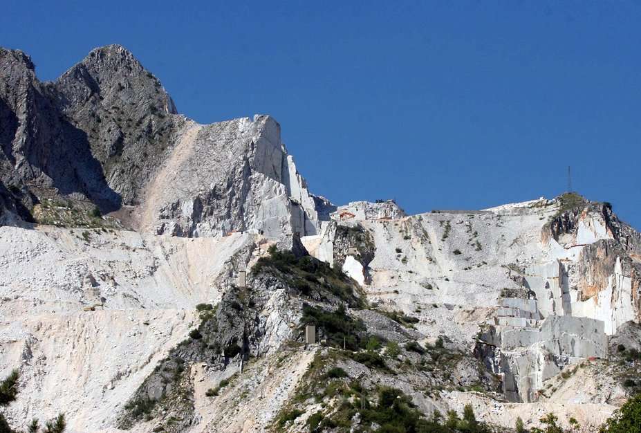 Sbatte la testa durante discesa a valle: imprenditore 55enne muore in montagna