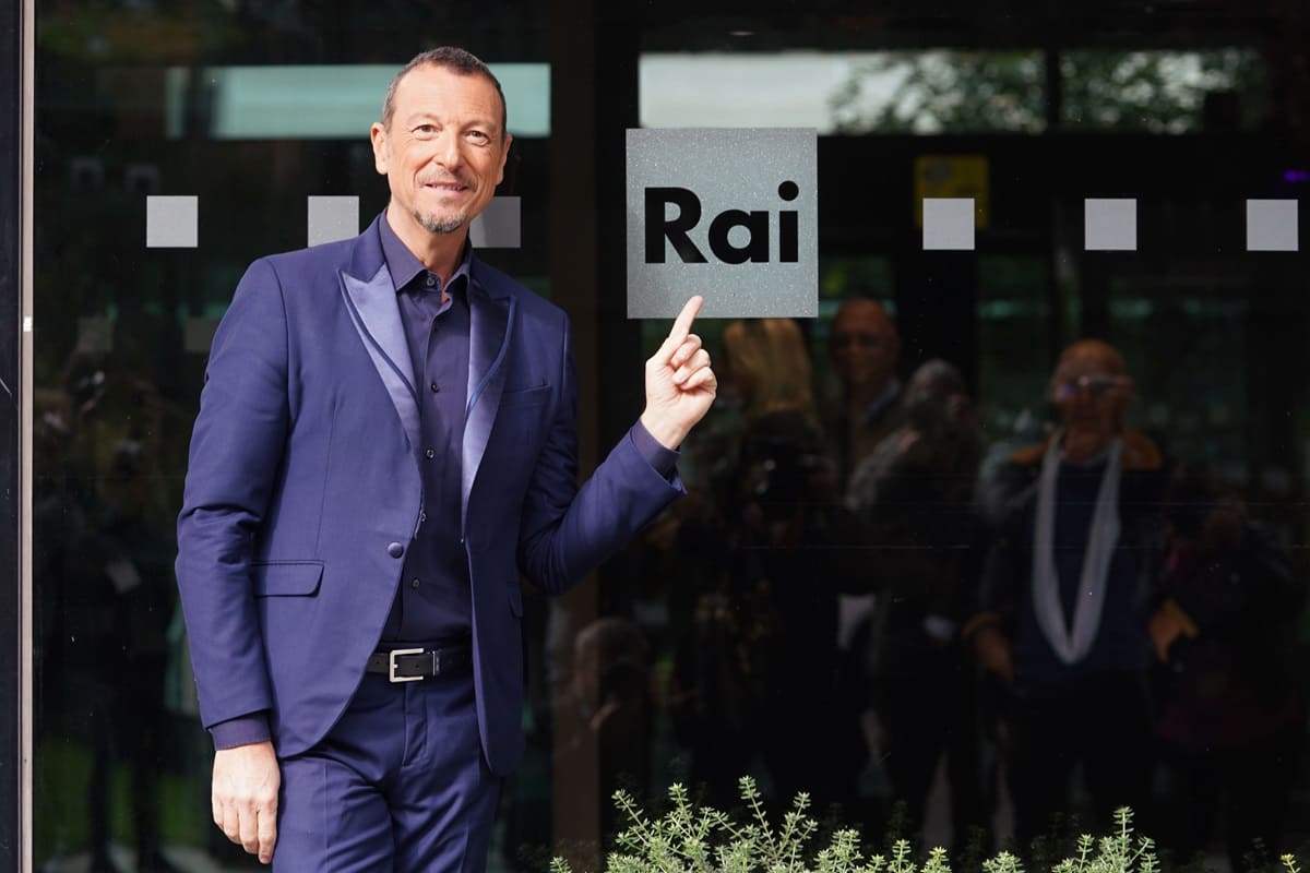 Amadeus, passaggio a Mediaset o a Discovery? Le indiscrezioni che spaventano i vertici Rai