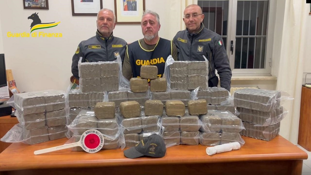 VIDEO | Viaggia verso la Sicilia con oltre 100kg di hashish, arrestato corriere della droga