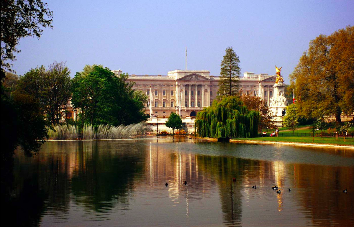 Regno Unito, Re Carlo ha un cancro: silenzio di Buckingham Palace sullo stadio e la prognosi