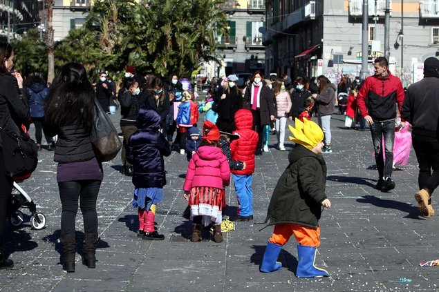 Il Carnevale rischia di trasformarsi in tragedia, 14enne accoltellata durante festa a Ravanusa