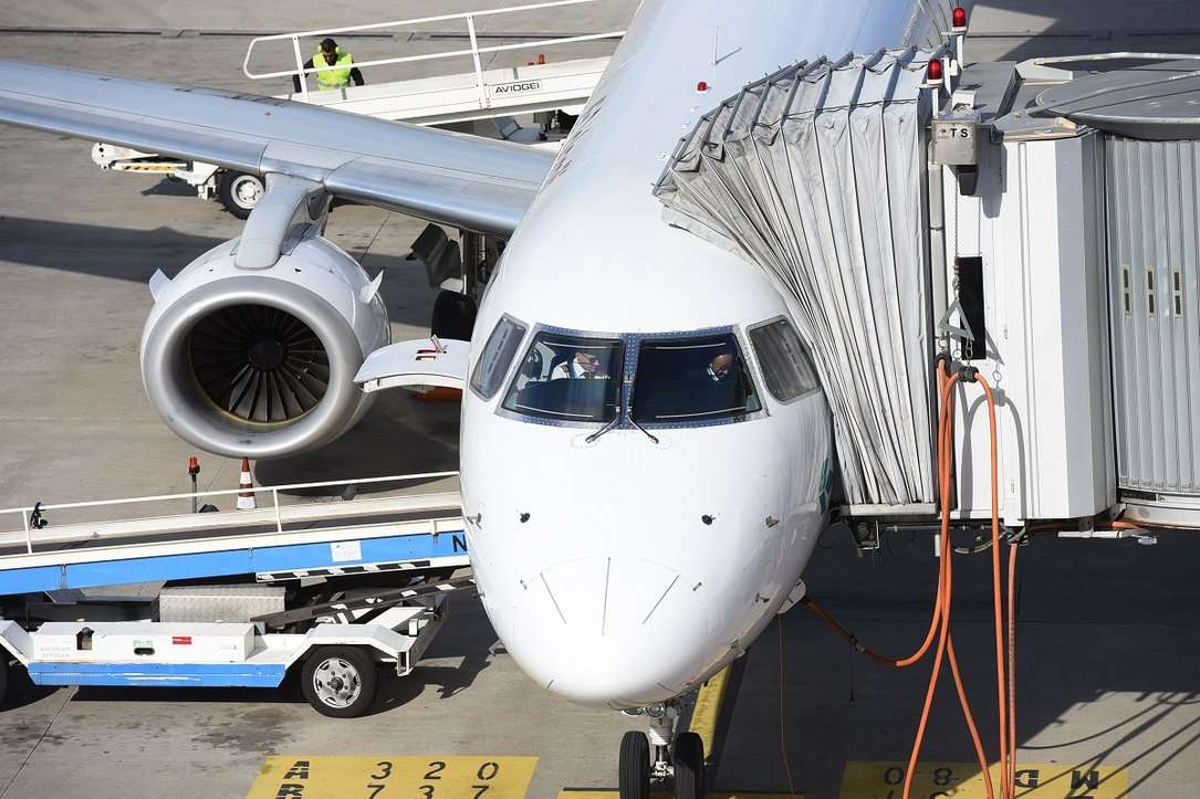 Caro voli a Natale, per andare in Sicilia conviene fare scalo a…Varsavia: i prezzi