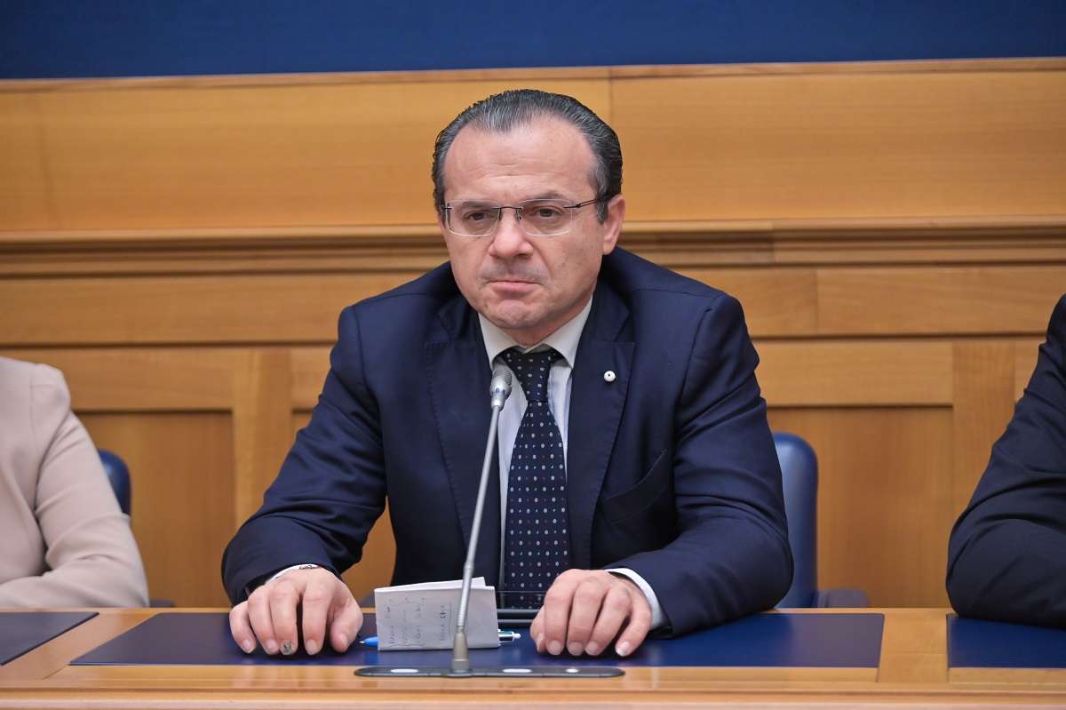 Elezioni Europee, Cateno De Luca arruola il “Capitano Ultimo” nel suo partito Elezioni Europee, Cateno De Luca arruola il “Capitano Ultimo” nel suo partito