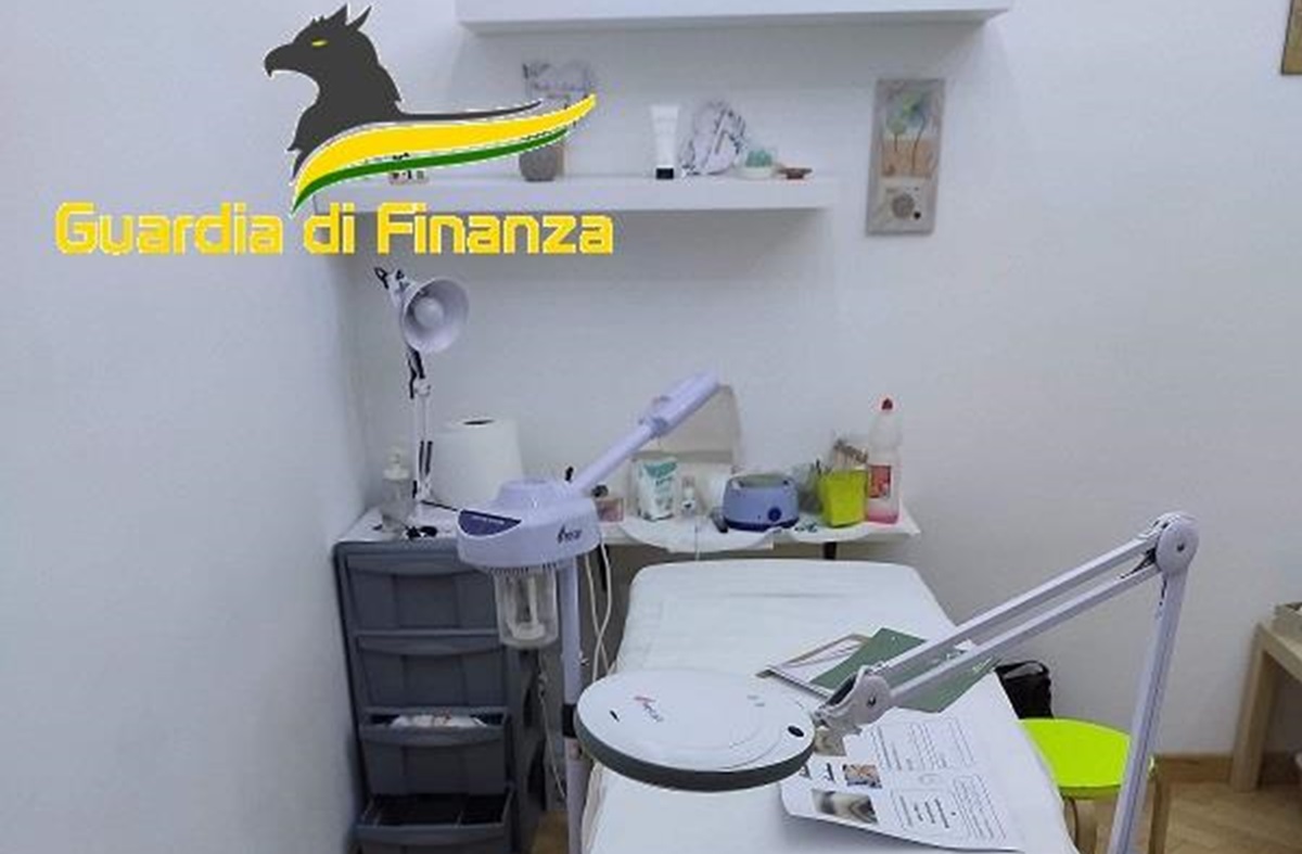 Galleria foto 'FOTO | Francofonte, scoperta estetista abusiva: scatta il sequestro' - foto 2