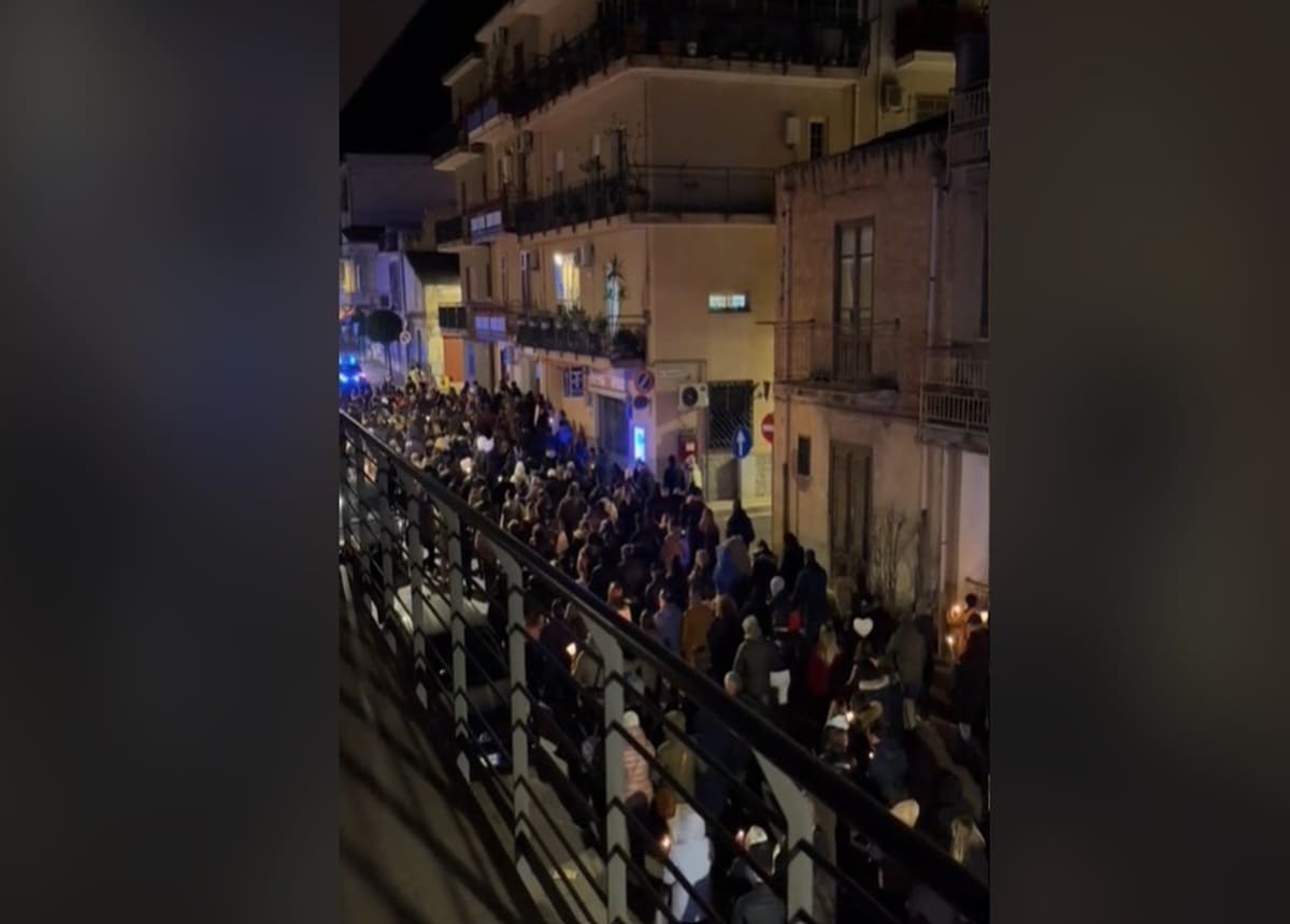 VIDEO | Silenzio e strazio alla fiaccolata per ricordare le vittime di Altavilla Milicia