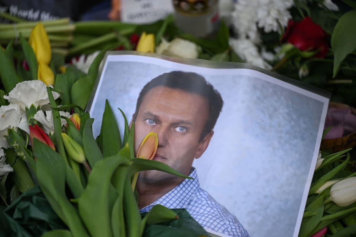 “Funerale segreto o tuo figlio verrà sepolto nella colonia penale”, l’ultimatum alla mamma di Navalny