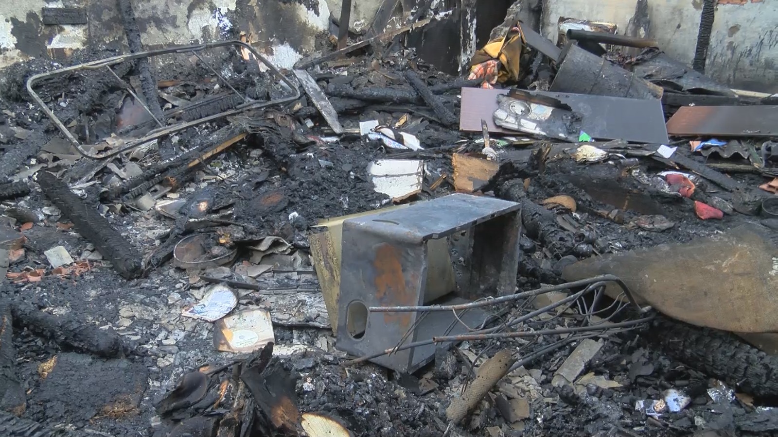 FOTO | Messina, incendio tra le baracche di Fondo Pugliatti: a rischio diverse famiglie