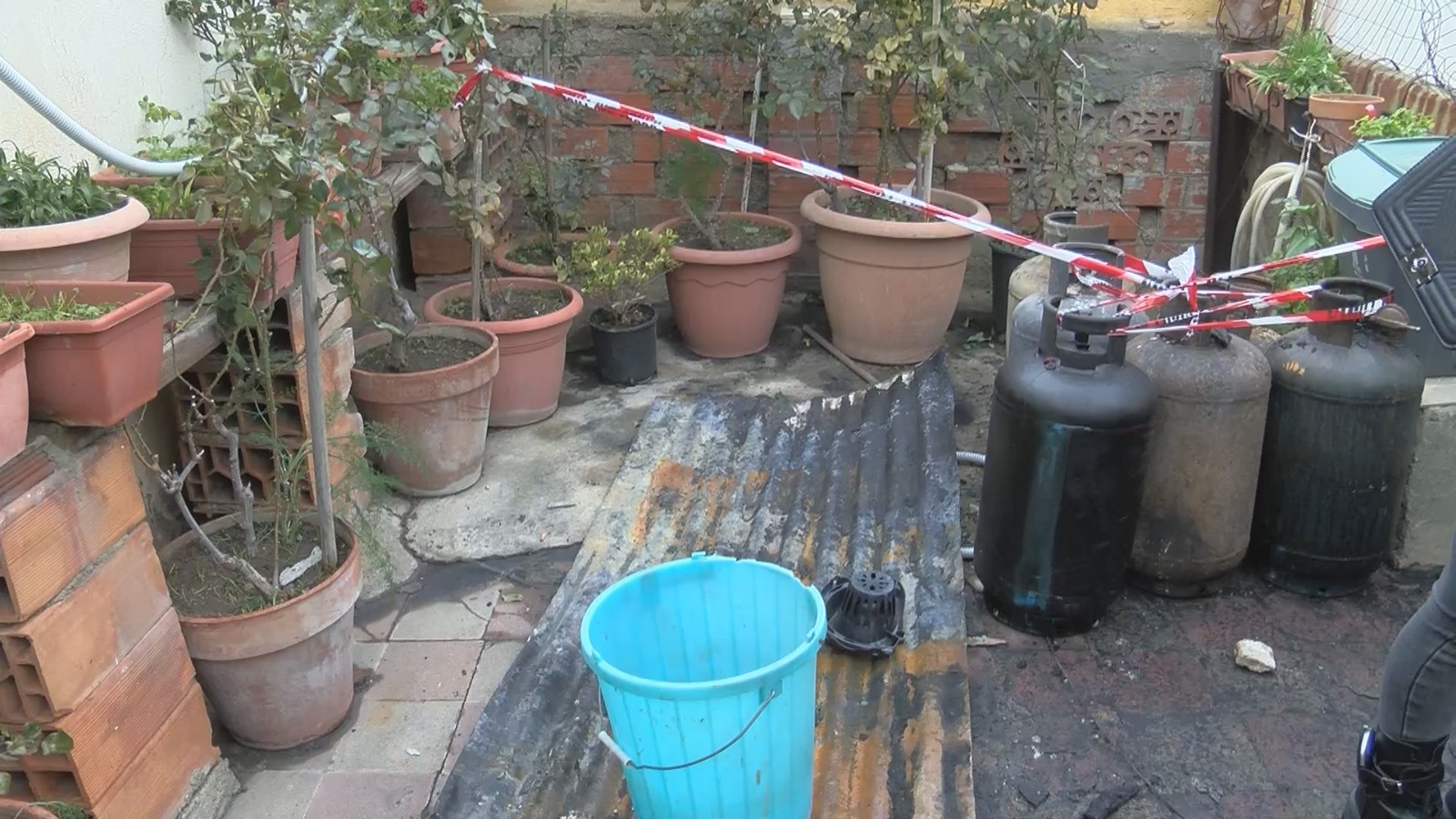 FOTO | Messina, incendio tra le baracche di Fondo Pugliatti: a rischio diverse famiglie