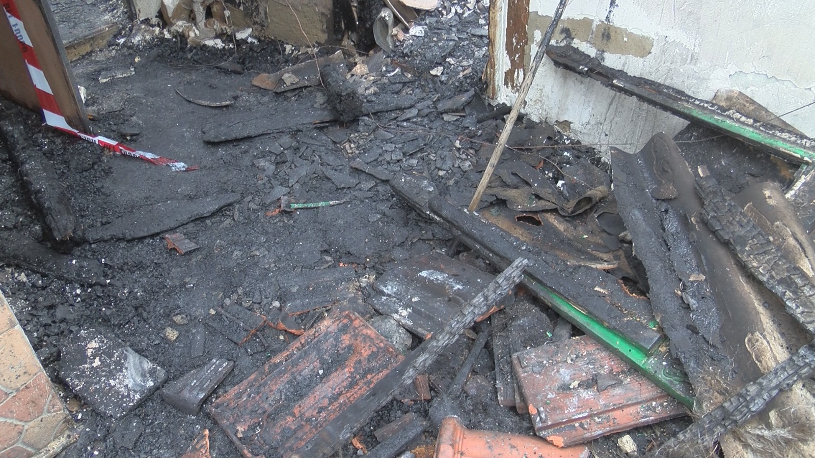 Galleria foto 'FOTO | Messina, incendio tra le baracche di Fondo Pugliatti: a rischio diverse famiglie' - foto 5