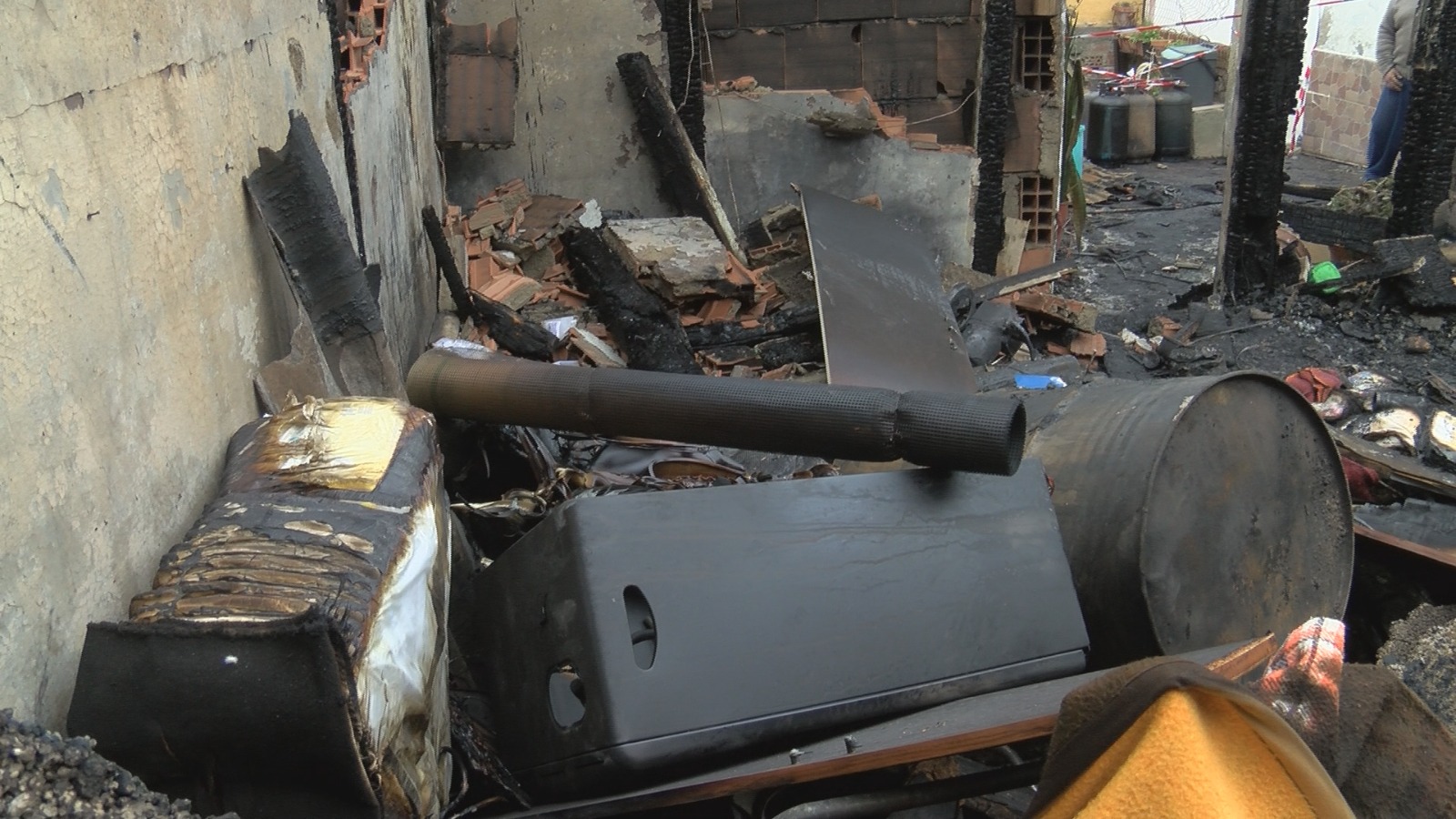 FOTO | Messina, incendio tra le baracche di Fondo Pugliatti: a rischio diverse famiglie