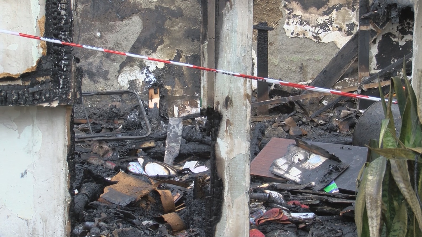 FOTO | Messina, incendio tra le baracche di Fondo Pugliatti: a rischio diverse famiglie