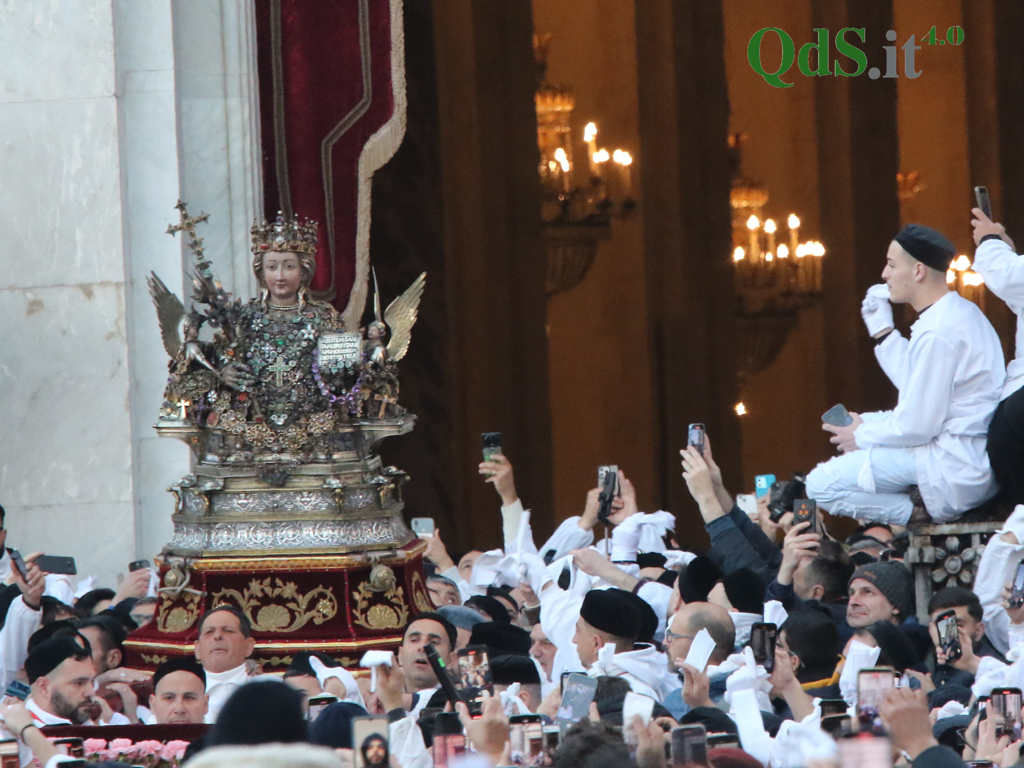 I fazzoletti bianchi sventolano per Sant'Agata