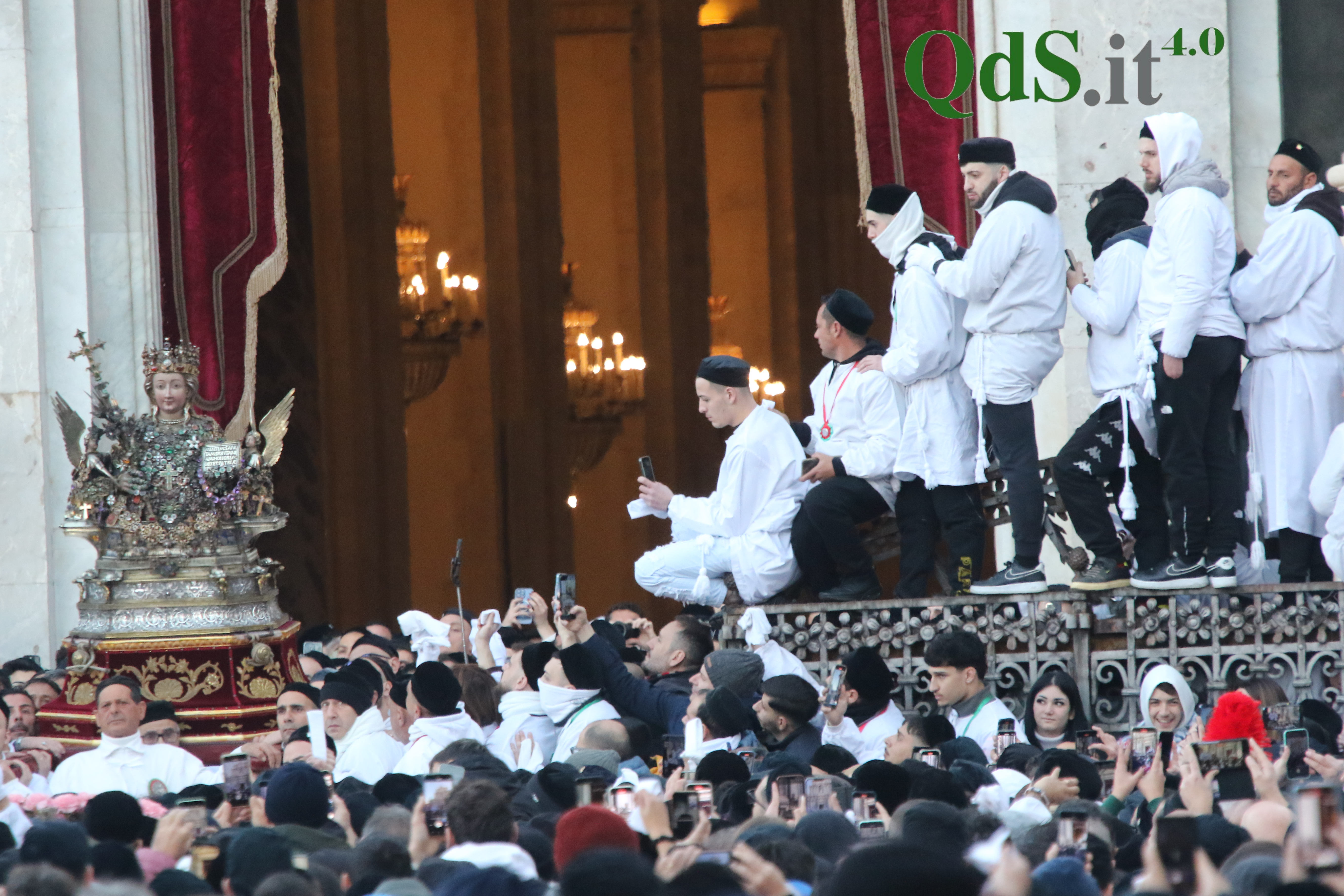 La commozione dei devoti all'uscita di Sant'Agata